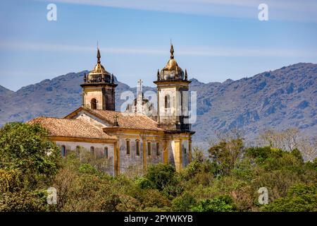 Blick hinter einer alten Kirche im Kolonialstil in der historischen Stadt Ouro Preto in Minas Gerais und ihren Bergen, Brasilien Stockfoto