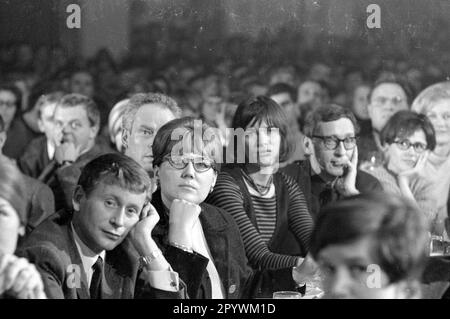 „Während des Wahlkampfes zum landesparlament 1966 tritt Günter Grass auf einer Diskussionsveranstaltung auf, die von den Liberaler Studentenbund Deutschlands (LSD) in der Löwenbräukeller in München organisiert wurde. Die Veranstaltung trägt den Titel „gibt es Gründe für die Abstimmung über die NDP?“. Sehen Sie sich das Publikum an. [Maschinelle Übersetzung]' Stockfoto