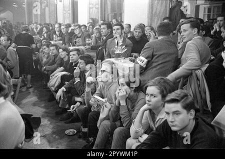 „Während des Wahlkampfes zum landesparlament 1966 tritt Günter Grass auf einer Diskussionsveranstaltung auf, die von den Liberaler Studentenbund Deutschlands (LSD) in der Löwenbräukeller in München organisiert wurde. Die Veranstaltung trägt den Titel „gibt es Gründe für die Abstimmung über die NDP?“. Sehen Sie sich das Publikum an. [Maschinelle Übersetzung]' Stockfoto