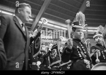 Franz Josef Strauß bei der CSU-Abschlussveranstaltung im bayerischen Staatswahlkampf im Krone-Zirkus in München. Rechts ist eine Bergmannsband. [Maschinelle Übersetzung] Stockfoto