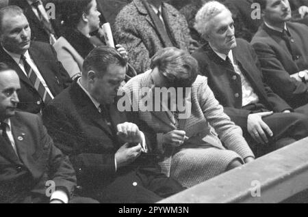 Franz Josef Strauß (2. von links) mit seiner Ehrenfrau Marianne Strauß bei einer Wahlkampfveranstaltung der CSU im bayerischen Staatswahlkampf in Garmisch. [Maschinelle Übersetzung] Stockfoto