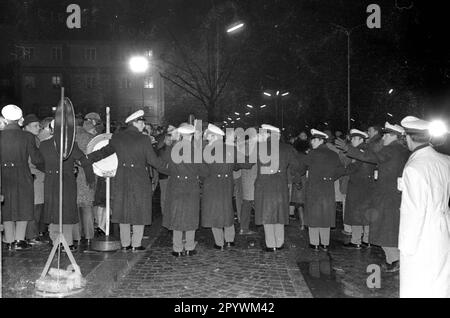 Die Polizei sichert eine Demonstration von etwa 5000 Schülern und Studenten gegen das NPD. Der protestmarsch ging vom Königsplatz zur Akademie der Schönen Künste in Schwabing. [Maschinelle Übersetzung] Stockfoto