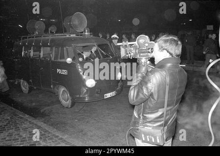 Die Polizei sichert eine Demonstration von etwa 5000 Schülern und Studenten gegen das NPD. Der protestmarsch ging vom Königsplatz zur Akademie der Schönen Künste in Schwabing. [Maschinelle Übersetzung] Stockfoto