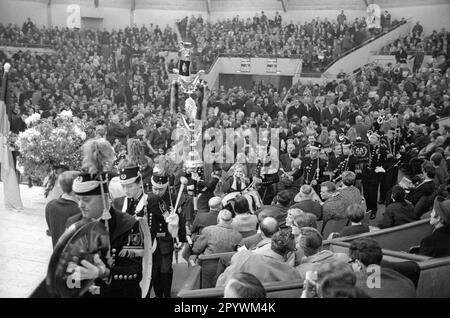 Abschlussveranstaltung der CSU im bayerischen Staatswahlkampf im Krone-Zirkus in München, auf dem auch Franz Josef Strauß erscheint. Das Bild zeigt eine Bergbauband auf dem Weg zum Podium. [Maschinelle Übersetzung] Stockfoto