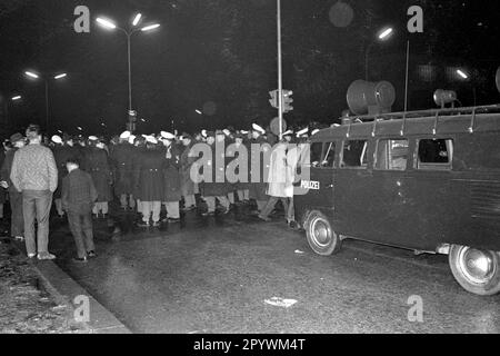 Die Polizei sichert eine Demonstration von etwa 5000 Schülern und Studenten gegen das NPD. Der protestmarsch ging vom Königsplatz zur Akademie der Schönen Künste in Schwabing. [Maschinelle Übersetzung] Stockfoto