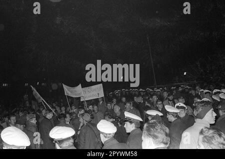 Die Polizei sichert eine Demonstration von etwa 5000 Schülern und Studenten gegen das NPD. Der protestmarsch ging vom Königsplatz zur Akademie der Schönen Künste in Schwabing. [Maschinelle Übersetzung] Stockfoto