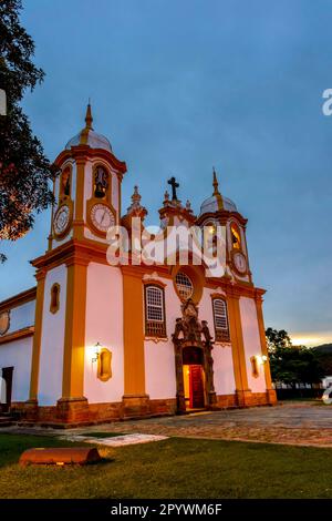 Historische Kirche aus dem 18. Jahrhundert in der Stadt Tiradentes in Minas Gerais, beleuchtet bei Nacht, Brasilien Stockfoto