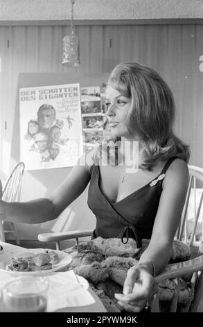 Senta Berger bei einer Vorführung ihres Films The Shadow of the Giant im Europa Filmpalast (kein Ort). [Maschinelle Übersetzung] Stockfoto