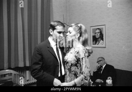 Senta Berger und Michael Verhoeven bei einer Vorführung ihres Films The Shadow of the Giant at the Europa Filmpalast (kein Ort). [Maschinelle Übersetzung] Stockfoto