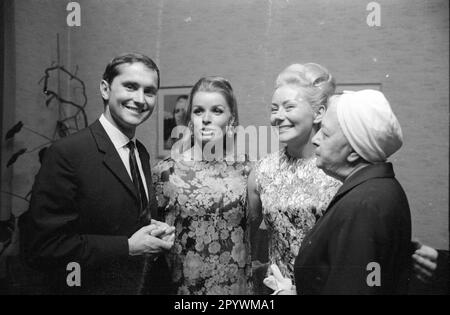 Senta Berger und Michael Verhoeven bei einer Vorführung ihres Films The Shadow of the Giant at the Europa Filmpalast (kein Ort). [Maschinelle Übersetzung] Stockfoto