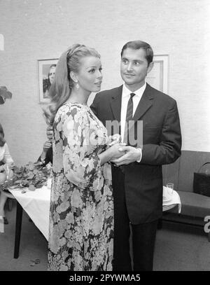 Senta Berger und Michael Verhoeven bei einer Vorführung ihres Films The Shadow of the Giant at the Europa Filmpalast (kein Ort). [Maschinelle Übersetzung] Stockfoto