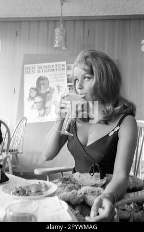 Senta Berger bei einer Vorführung ihres Films The Shadow of the Giant im Europa Filmpalast (kein Ort). [Maschinelle Übersetzung] Stockfoto