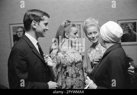 Senta Berger und Michael Verhoeven bei einer Vorführung ihres Films The Shadow of the Giant at the Europa Filmpalast (kein Ort). [Maschinelle Übersetzung] Stockfoto