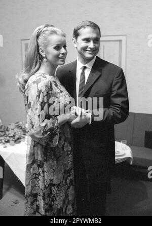 Senta Berger und Michael Verhoeven bei einer Vorführung ihres Films The Shadow of the Giant at the Europa Filmpalast (kein Ort). [Maschinelle Übersetzung] Stockfoto