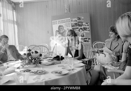 Senta Berger und Michael Verhoeven bei einer Vorführung ihres Films The Shadow of the Giants at the Europa Filmpalast (kein Ort). [Maschinelle Übersetzung] Stockfoto
