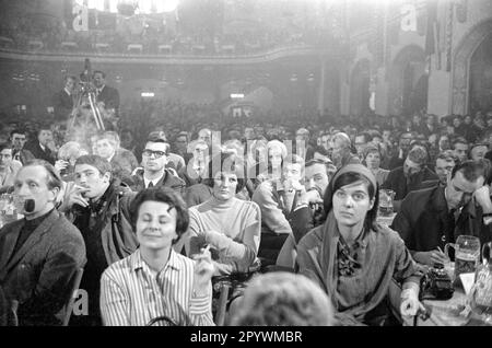 „Während des Wahlkampfes zum landesparlament 1966 tritt Günter Grass auf einer Diskussionsveranstaltung auf, die von den Liberaler Studentenbund Deutschlands (LSD) in der Löwenbräukeller in München organisiert wurde. Die Veranstaltung trägt den Titel „gibt es Gründe für die Abstimmung über die NDP?“. Sehen Sie sich das Publikum an. [Maschinelle Übersetzung]' Stockfoto