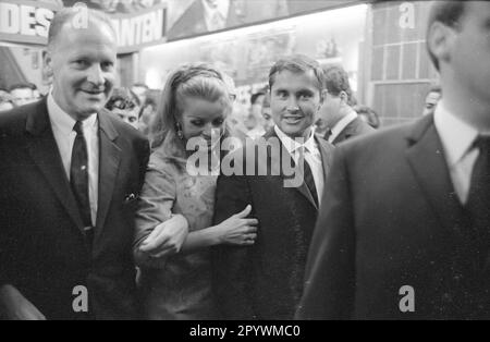 Senta Berger und Michael Verhoeven bei einer Vorführung ihres Films The Shadow of the Giants at the Europa Filmpalast (kein Ort). [Maschinelle Übersetzung] Stockfoto