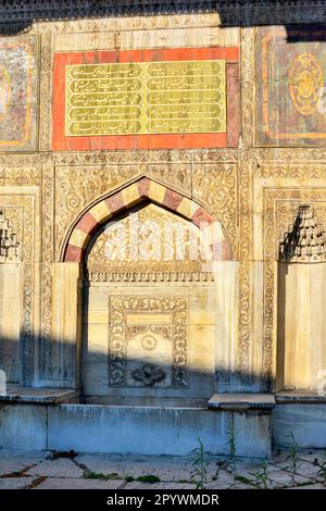 OL und historisches muslimisches Portal mit Waschbecken und Arabesken in Istanbul, Türkei, Brasilien Stockfoto