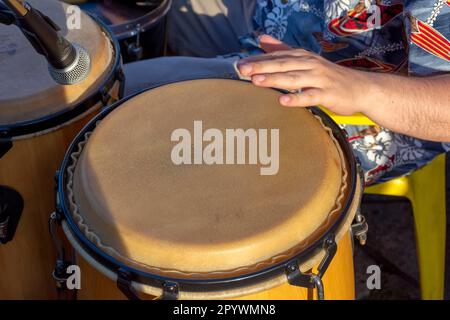 Detail eines Mannes, der während der Party auf dem Karneval der Stadt Belo Horizonte, Minas Gerais, Belo Horizonte, Minas Gerais, Brasilien atabaque spielte Stockfoto