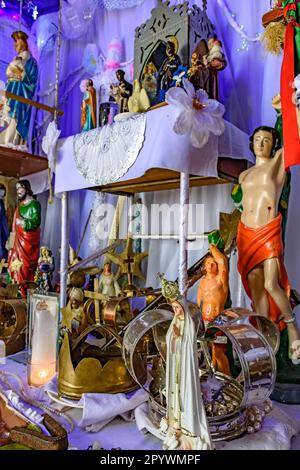 Brasilianischer religiöser Altar, der Elemente von Umbanda, Kerzen und katholizismus im Synkretismus der lokalen Kultur und Religion, Brasilien, vermischt Stockfoto