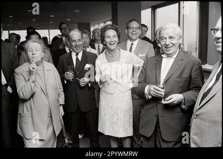 Deutschland. Hamburg. 1964. Marion Gräfin Doenhoff lacht in der Mitte mit Chefredakteur Josef Mueller-Marein. Feierlichkeiten in der Redaktion der Wochenzeitung die Zeit. M-GE-ZEI-024 Copyright-Hinweis: Max Scheler/SZ Photo. Stockfoto