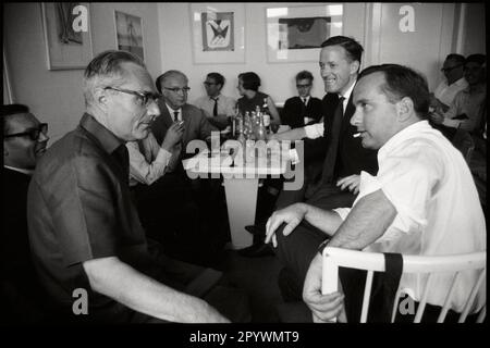 Deutschland. Hamburg. 1964. Der Herausgeber Gerd Bucerius im Gespräch mit dem Herausgeber Hans Gresmann. Konferenz der Redaktion der Wochenzeitung die Zeit. M-GE-ZEI-007 Copyright-Hinweis: Max Scheler/SZ Photo. Stockfoto