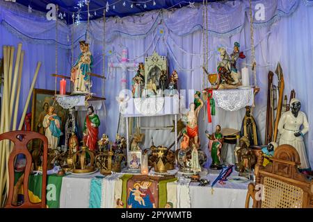 Brasilianischer religiöser Altar, der Elemente von Umbanda, Kerzen und katholizismus im Synkretismus der lokalen Kultur und Religion, Brasilien, vermischt Stockfoto