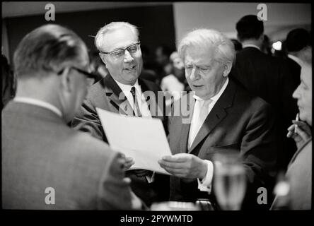 Deutschland. Hamburg. 1964. Chefredakteur Josef Mueller-Marein. Feierlichkeiten in der Redaktion der Wochenzeitung die Zeit. M-GE-ZEI-034 Copyright-Hinweis: Max Scheler/SZ Photo. Stockfoto