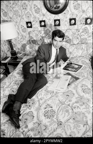 Frankreich. Paris. Dezember 1962. Der deutsche Couturier Karl Lagerfeld in seiner Zeit als künstlerischer Direktor des Hauses Jean Patou. P-GE-LAG-507 Copyright-Hinweis: Max Scheler/SZ Photo. Stockfoto