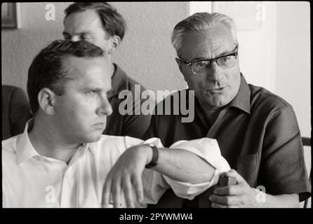 Deutschland. Hamburg. 1964. Herausgeber Gerd Bucerius mit Herausgeber Hans Gresmann im Vordergrund. Konferenz der Redaktion der Wochenzeitung die Zeit. M-GE-ZEI-040 Copyright-Hinweis: Max Scheler/SZ Photo. Stockfoto