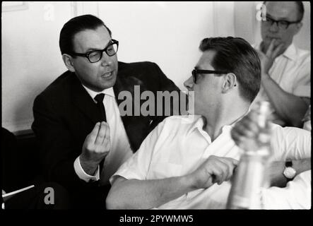 Deutschland. Hamburg. 1964. Okonomie- und Kunstmarktredakteur Willi Bongrad im Gespräch mit Theo Sommer. Konferenz der Redaktion der Wochenzeitung die Zeit. M-GE-ZEI-035 Copyright-Hinweis: Max Scheler/SZ Photo. Stockfoto