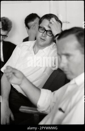 Deutschland. Hamburg. 1964. Politische Redakteurin und spätere Chefredakteurin und Verleger Theo Sommer mit politischer Redakteurin Hans Gresmann im Vordergrund. Konferenz der Redaktion der Wochenzeitung die Zeit. M-GE-ZEI-021 Copyright-Hinweis: Max Scheler/SZ Photo. Stockfoto