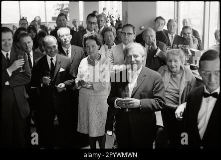 Deutschland. Hamburg. 1964: In der Mitte Marion Gräfin Doenhoff mit Chefredakteur Josef Mueller-Marein und Claus Hinrich Casdorff auf der rechten Seite. Feier in der Wochenzeitung die Zeit. M-GE-ZEI-043 Copyright-Hinweis: Max Scheler/SZ Photo. Stockfoto