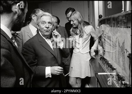 Deutschland. Hamburg. 1964. Chefredakteur Josef Mueller-Marein. Feierlichkeiten in der Redaktion der Wochenzeitung die Zeit. M-GE-ZEI-030 Copyright-Hinweis: Max Scheler/SZ Photo. Stockfoto