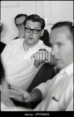 Deutschland. Hamburg. 1964. Politische Redakteurin und spätere Chefredakteurin und Verleger Theo Sommer mit politischer Redakteurin Hans Gresmann im Vordergrund. Konferenz der Redaktion der Wochenzeitung die Zeit. M-GE-ZEI-022 Copyright-Hinweis: Max Scheler/SZ Photo. Stockfoto