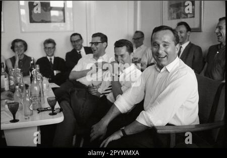 Deutschland. Hamburg. 1964. Politischer Redakteur Hans Gresmann mit Theo Sommer - Willi Bongard - Dieter E. Zimmer - Petra Kipphoff im Hintergrund. Konferenz der Redaktion der Wochenzeitung die Zeit. M-GE-ZEI-018 Copyright-Hinweis: Max Scheler/SZ Photo. Stockfoto