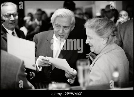 Deutschland. Hamburg. 1964. Chefredakteur Josef Mueller-Marein. Feierlichkeiten in der Redaktion der Wochenzeitung die Zeit. M-GE-ZEI-033 Copyright-Hinweis: Max Scheler/SZ Photo. Stockfoto