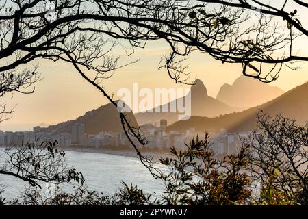 Copacabana Strand in Rio de Janeiro bei Sonnenuntergang zwischen der Vegetation auf dem Hügel, Praia do Leme e Copacabana, Rio de Janeiro, Rio de Janeiro Stockfoto