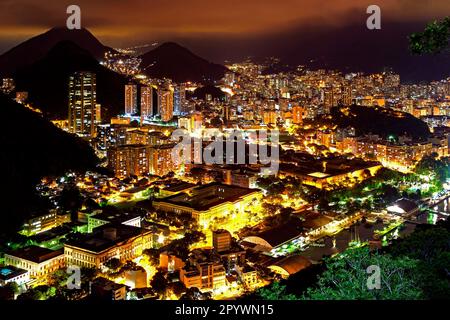 Nachtsicht auf den Gipfel des Stadtviertels Botafogo in Rio de Janeiro mit Lichtern der Stadt, Hügeln und Slums in einer Sommernacht, Botafogo, Rio de Stockfoto