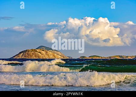 Blick auf die Cagarras-Inseln am Nachmittag vor dem Strand von Ipanema in Rio de Janeiro, Praia de Ipanema, Rio de Janeiro, Rio de Janeiro, Brasilien Stockfoto