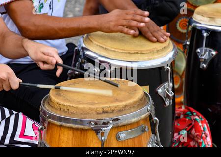 Ein Schlaginstrument namens Ataque, das in der traditionellen brasilianischen Samba-Party Rio de Janeiro, Rio de Janeiro, Brasilien gespielt wird Stockfoto