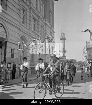 Eine Prozession findet auf dem Treffen der Mecklenburger Einwohner in Laage statt. Die Sattler und Polsterer aus Mecklenburg nehmen an der Prozession Teil. Im Vordergrund: Ein Sturmsoldat (Mitglied der SA). Stockfoto