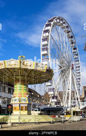 Basel, Schweiz - 26. Oktober 2021: Großes Riesenrad für den Herbstmesse-Markt im Stadtzentrum Stockfoto