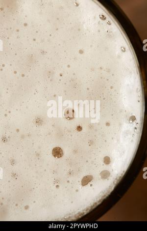 Nahaufnahme einer kalten und erfrischenden Biertasse Stockfoto