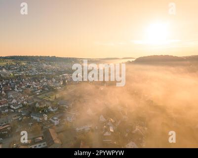 Stadt im Nebel bei Sonnenaufgang, Calw-Stammheim, Schwarzwald, Deutschland Stockfoto