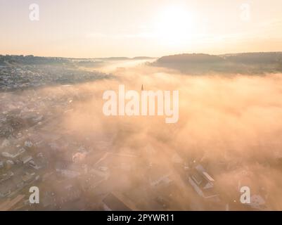 Stadt im Nebel bei Sonnenaufgang, Calw-Stammheim, Schwarzwald, Deutschland Stockfoto