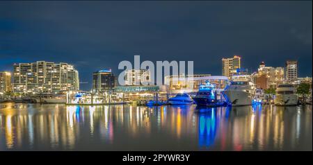 Gebäude am Wasser und Boote bei Nacht in Sarasota Florida USA Stockfoto