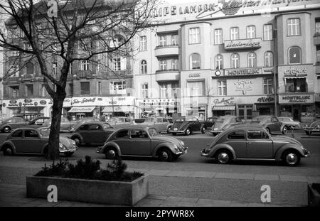 „Seit 1953 wurde der VW-Käfer mit der ovalen Heckscheibe gebaut. Mehrere Volkswagen-Käfer mit dem Spitznamen „Ovalie“ stehen in einer Straße von Berlin. Unbezahltes Foto, um die 1953. Stockfoto