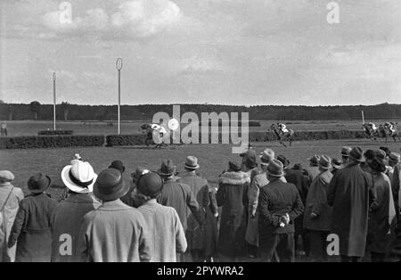 Pferderennen auf der Rennbahn Hoppegarten. Der Union-Klub wurde 1867 in Hoppegarten bei Berlin gegründet. Der Reitklub umfasste Mitglieder der politischen und finanziellen Elite sowie fast alle akkreditierten Berliner Diplomaten. Stockfoto