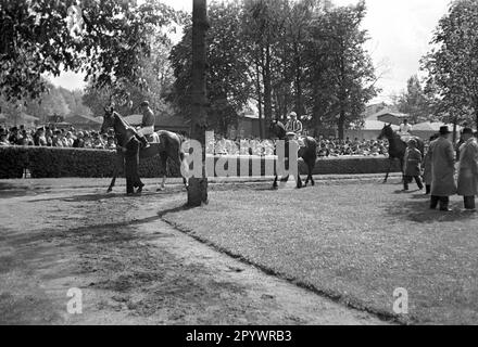 Pferderennen auf der Rennbahn Hoppegarten. Der Union-Klub wurde 1867 in Hoppegarten bei Berlin gegründet. Der Reitklub umfasste Mitglieder der politischen und finanziellen Elite sowie fast alle akkreditierten Berliner Diplomaten. Stockfoto